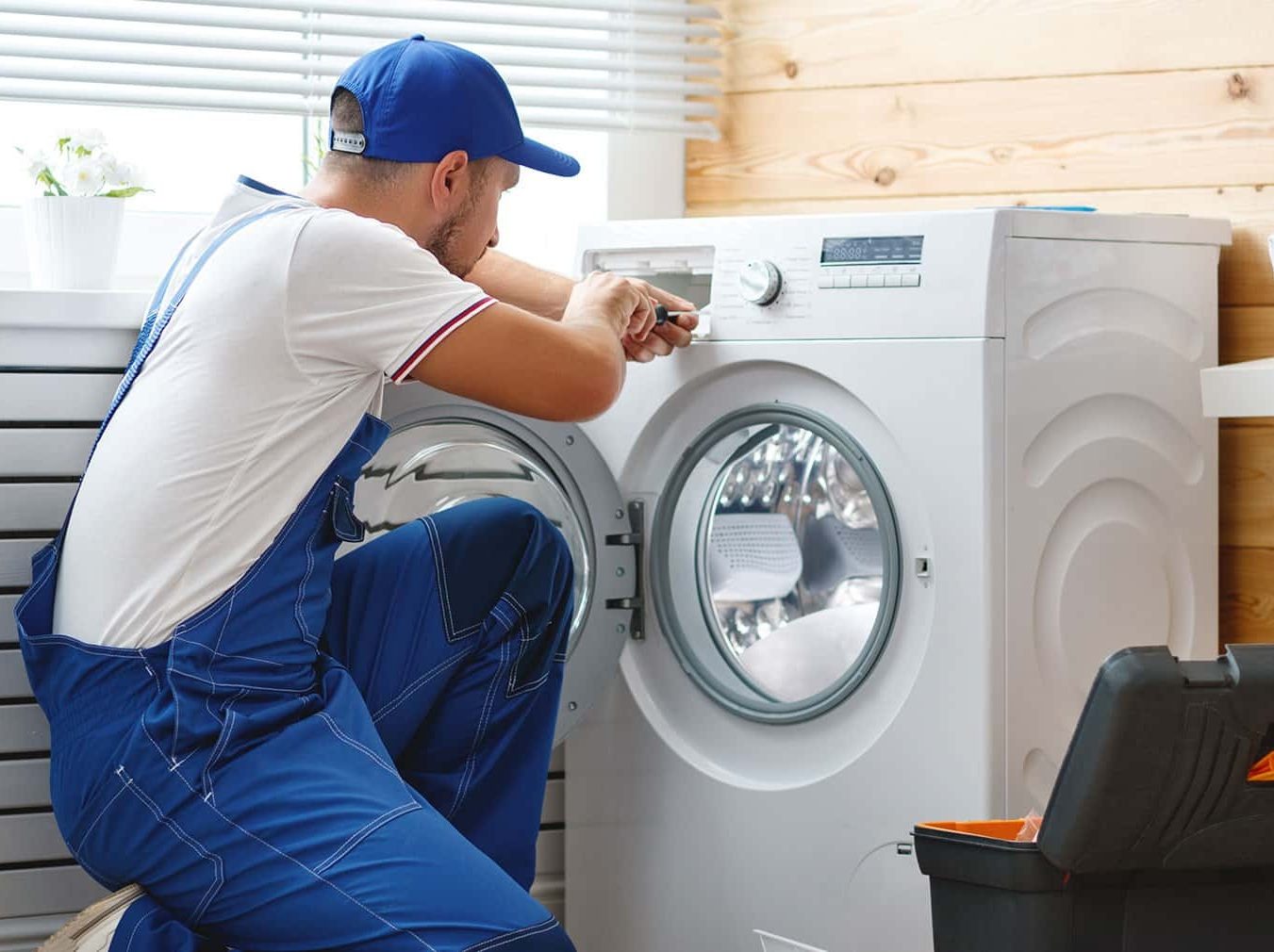 Técnico del servicio técnico Bosch reparando electrodoméstico en Segovia